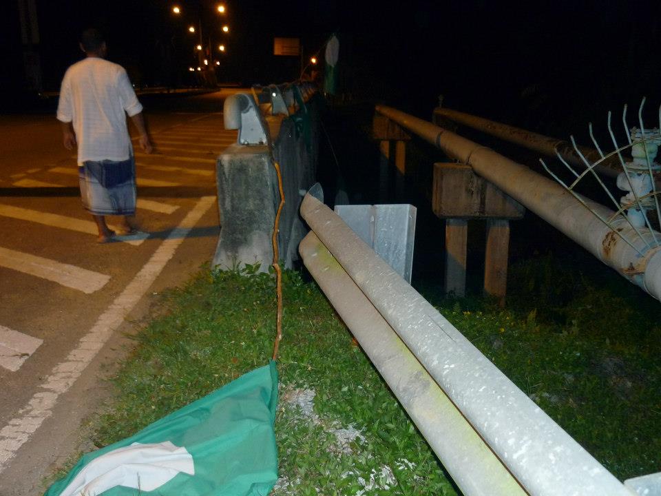 Khianat, ‘Vandalisme’ Terhadap Markaz dan ‘Billboard’ PAS http://www.buletinonline.net/images/stories/aberita14/khianat.jpg