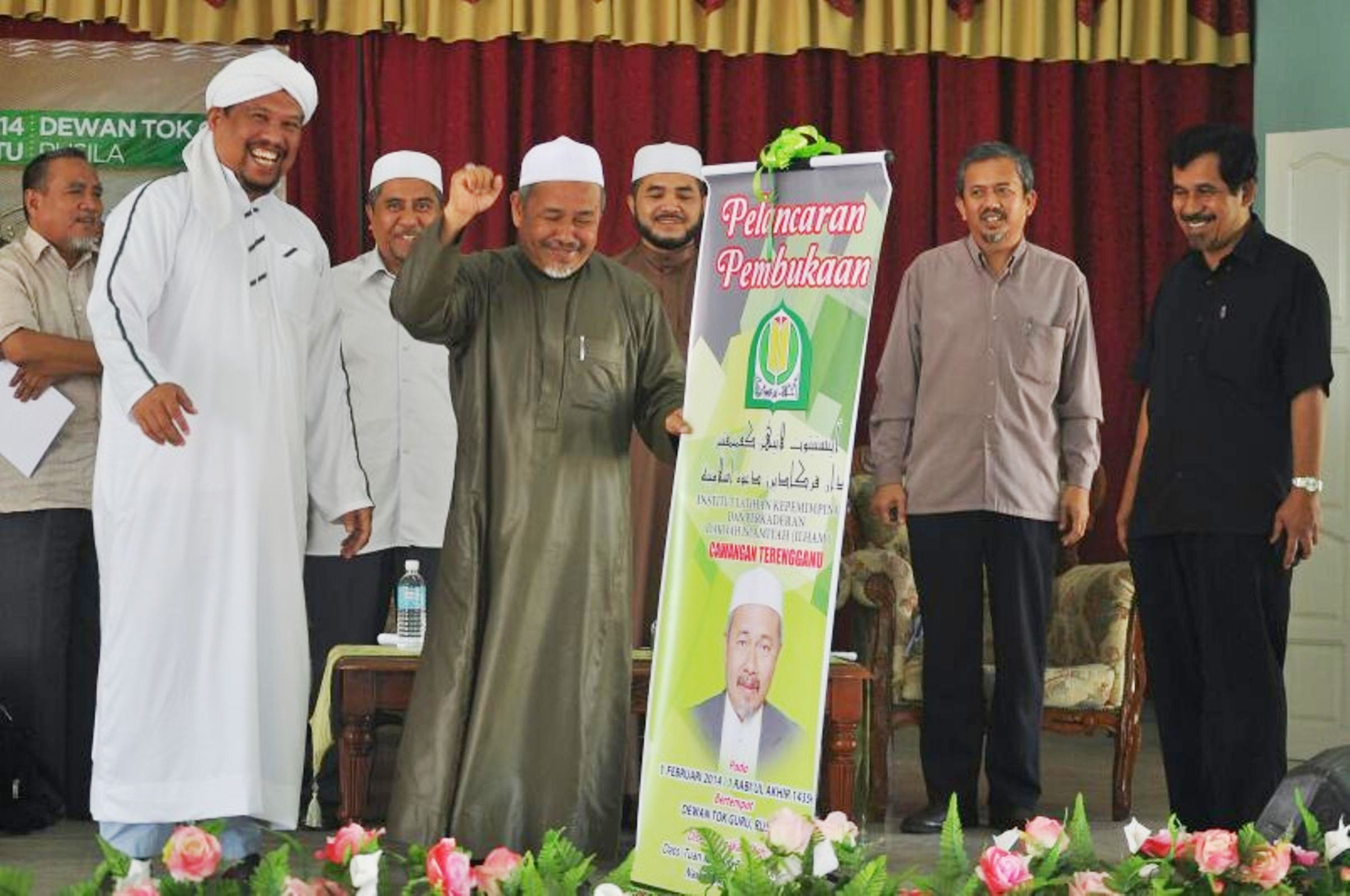 Naib Presiden PAS Dato' Tua Ibrahim Tuan Man elaungkan takbir 'Allahuakbar' dan disambut oleh para peserta Munaqasyah ketika melancarkan semula program pendidikan ILHAM