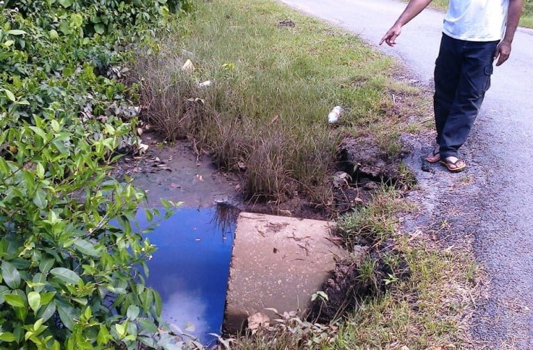 Zainal tunjuk simpang jalan yg sempit & parit tersumbat