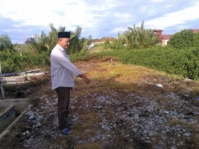 Zainal Tar menuju arah jalan perhubungan desa yang belum siap Batu 1
