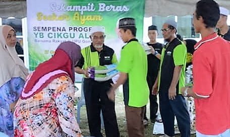 sekampit beras seekor ayam