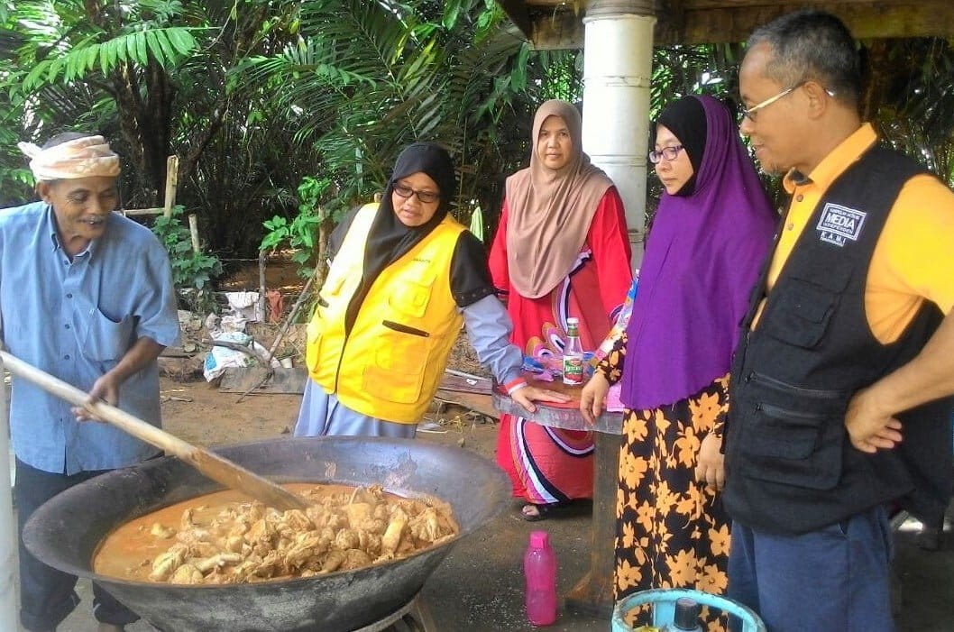 ‘Dapur KAMI’ Ceriakan Mangsa, Petugas Banjir