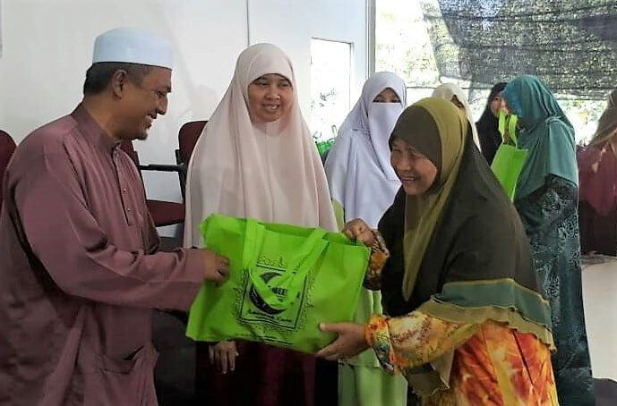 Ameerah Aktif Membantu Masyarakat, Dalam Dan Luar Negara