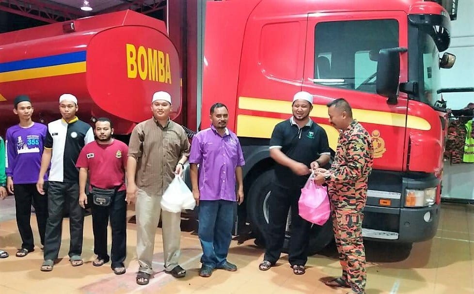 ‘Terjah Sahur’ Santuni Petugas Dinihari