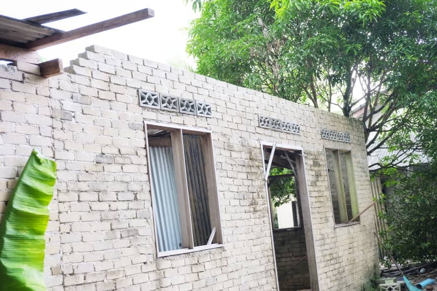 Rumah Penoreh Getah ‘Berlantai Tanah’  Dibaikpulih