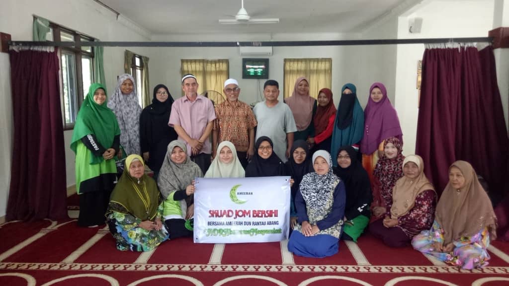 Ameerah Eratkan Hubungan Bersama Masyarakat Dengan Cuci Surau