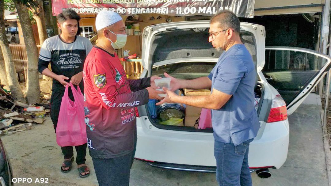 1000 Bungkus Makanan Tengah Hari, Malam Untuk Warga Terkesan Banjir