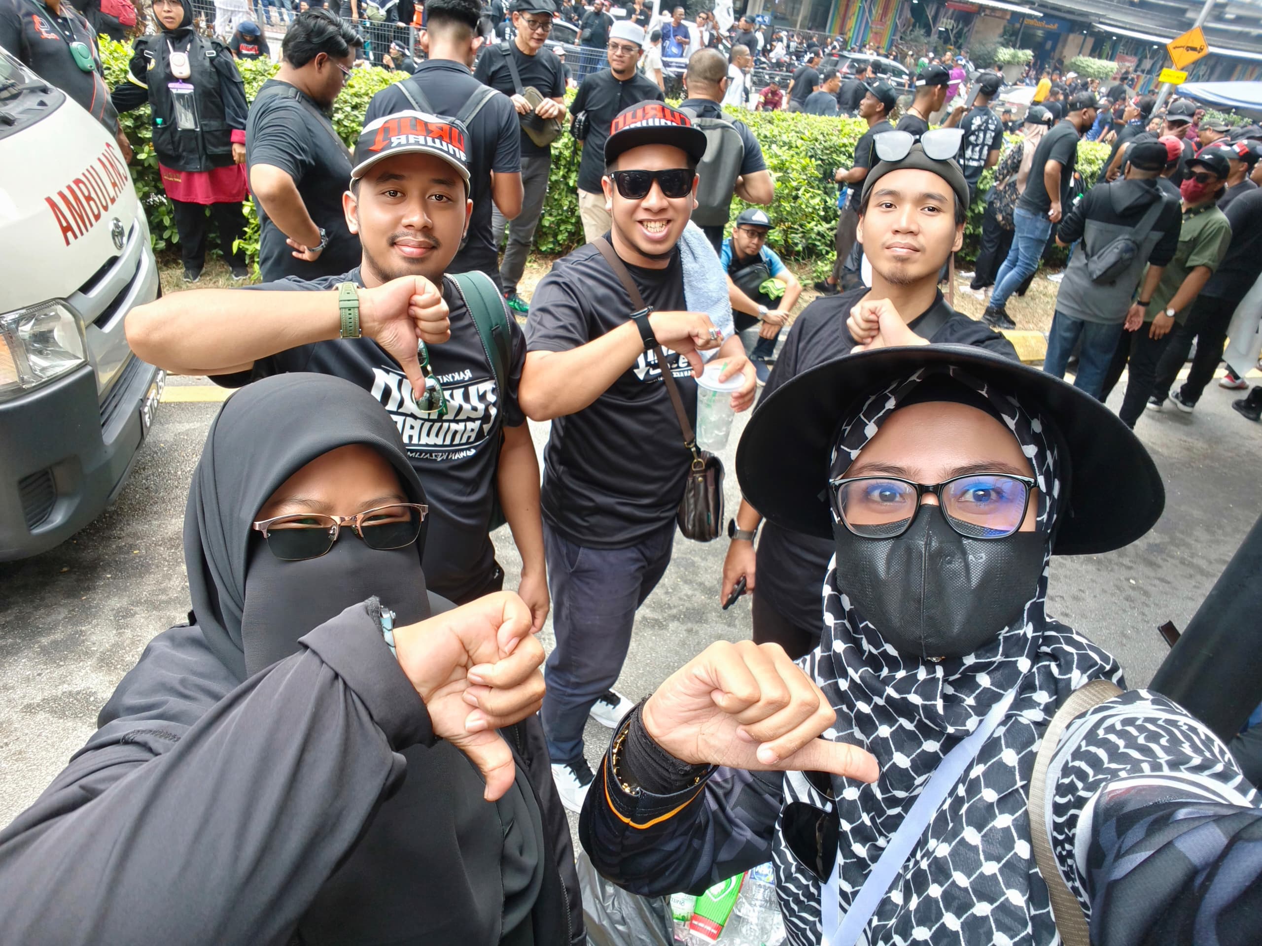 Sarah Aqilla (disebelah kanan dan memakai topi warna hitam)