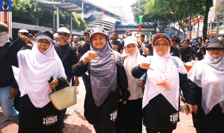 Suara Wanita Berkumandang Tuntut Anwar Turun