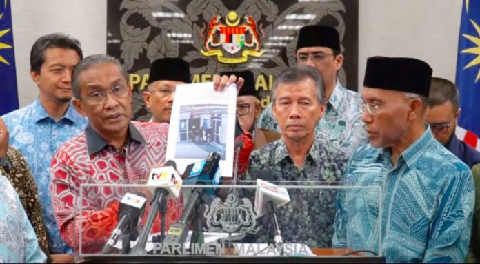 Takiyuddin menunjukkan gambar yang dirakam melalui video masjid Rusila