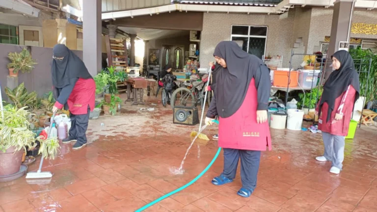 Briged Muslimat Marang Cuci Rumah Mangsa Banjir