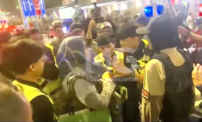 Penahanan Peserta Himpunan Aman Di Sekitar Sogo