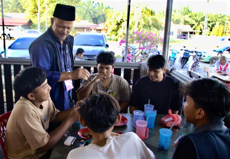 “Dari Sekolah Sampai Surau, Ramai Kenal Ustaz Anuar” – Pengundi Maharani Iktiraf Calon PN